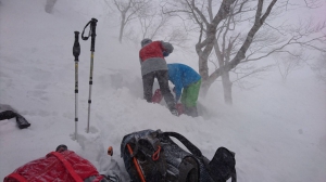 180224　大日ｹ岳-09A 雪洞堀り始めは吹雪.jpg